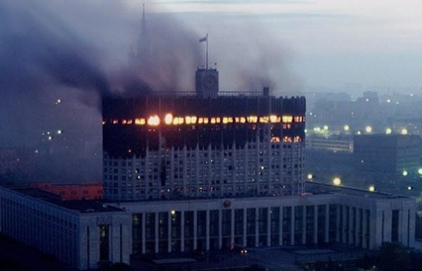 Crisis de Octubre del 93 en Moscú. Bombardeo con tanques a la Casa ...